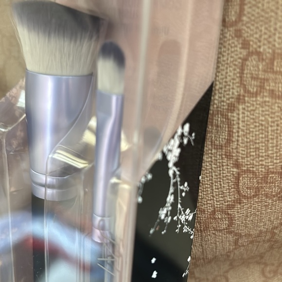 JAPONESQUE Foundation and concealer brushes - Picture 2 of 5